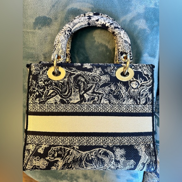 100% Authentic Dior: Medium Lady D-Lite Bag, Canvas Blue Toile de Jouy Embroider - Picture 11 of 15